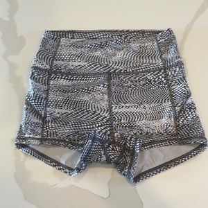 Lululemon shorts 2.5"